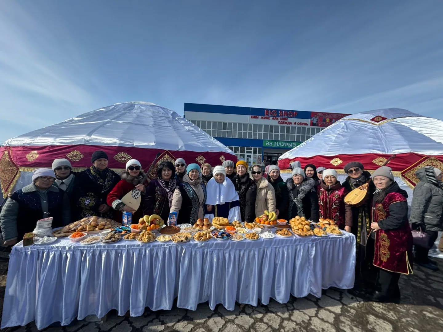 Көктемнің шуақты мерекесі – Наурыз мейрамы қарсаңында Саумалкөл қазақ орта мектебінің ұжымы орталық алаңда өткен мерекелік іс-шараға белсене қатысты.